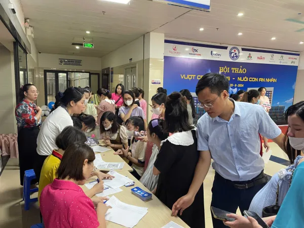 Hơn 200 phụ huynh tham dự Hội thảo “Vượt cạn dễ dàng – Nuôi con an nhàn” tại Bệnh viện Sản Nhi Vĩnh Phúc Hơn 200 phụ huynh tham dự Hội thảo “Vượt cạn dễ dàng – Nuôi con an nhàn” tại Bệnh viện Sản Nhi Vĩnh Phúc